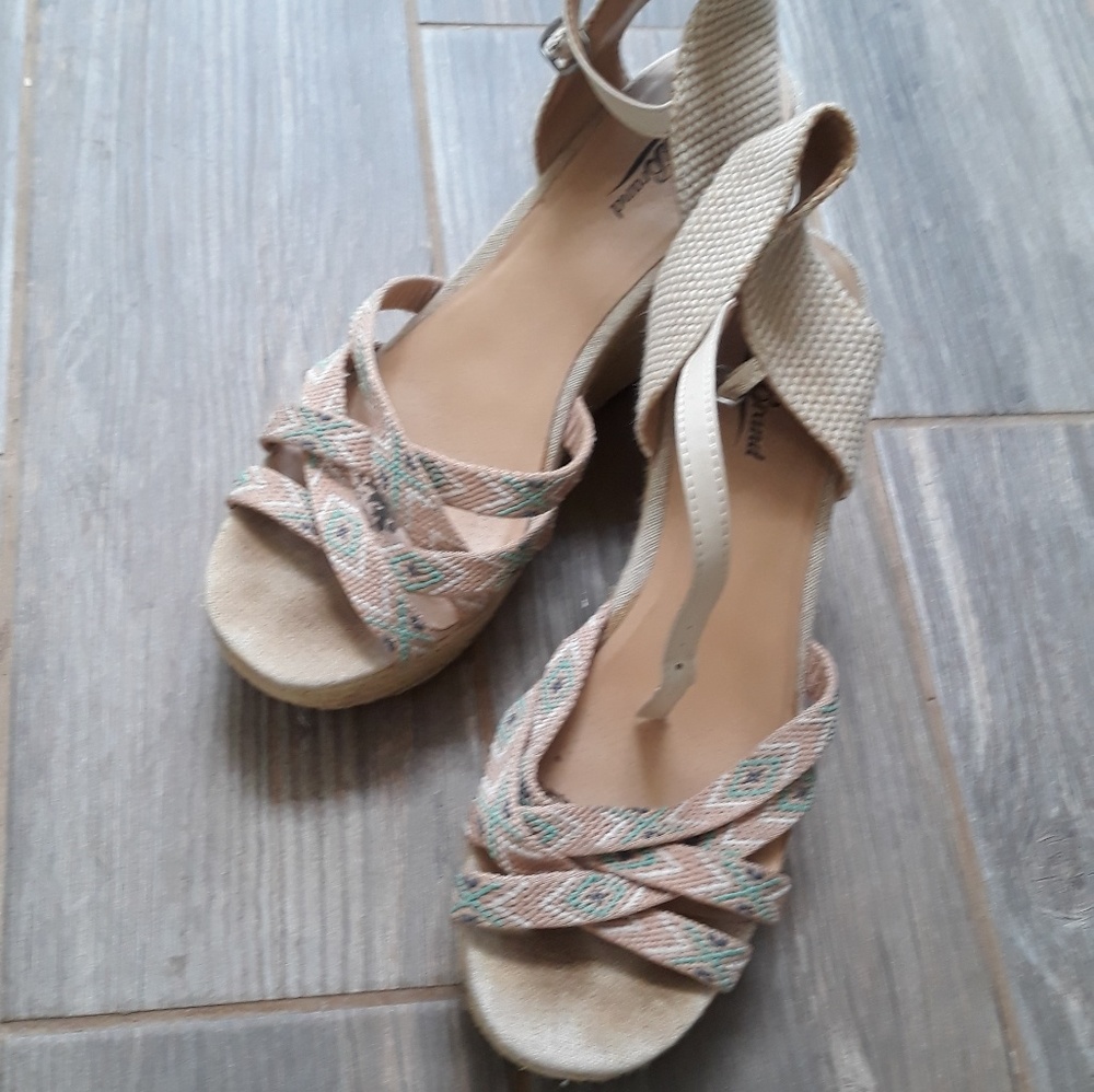 🌴 3/ $25 Lucky brand wedge espadrilles